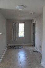 876 SW 2nd St-Unit -U in Miami, FL - Building Photo - Building Photo