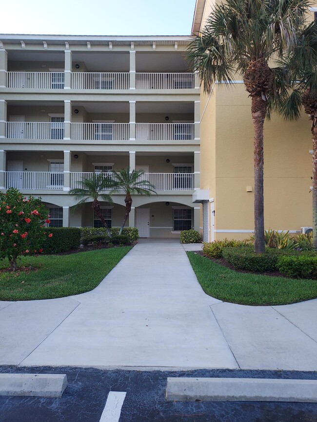 4510 Botanical Place Cir, Unit 104 in Naples, FL - Building Photo - Building Photo