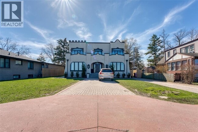 2161 Riverside Dr W in Windsor, ON - Foto de edificio - Building Photo