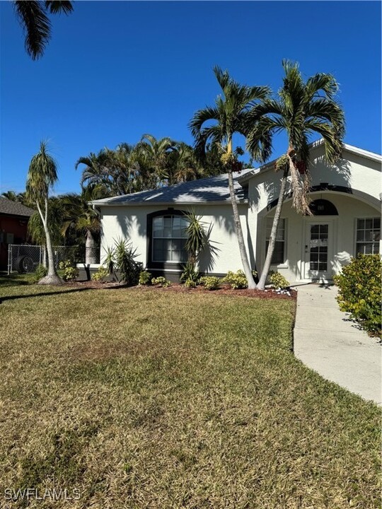 2215 SE 9th Terrace in Cape Coral, FL - Building Photo