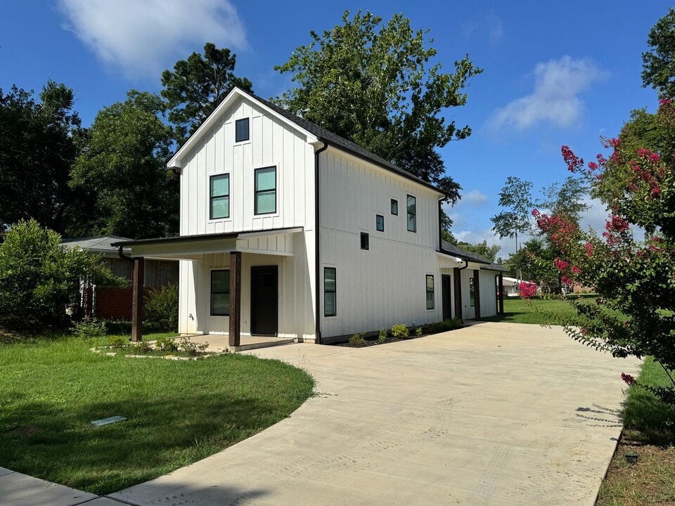 111 S College St in Lindale, TX - Building Photo