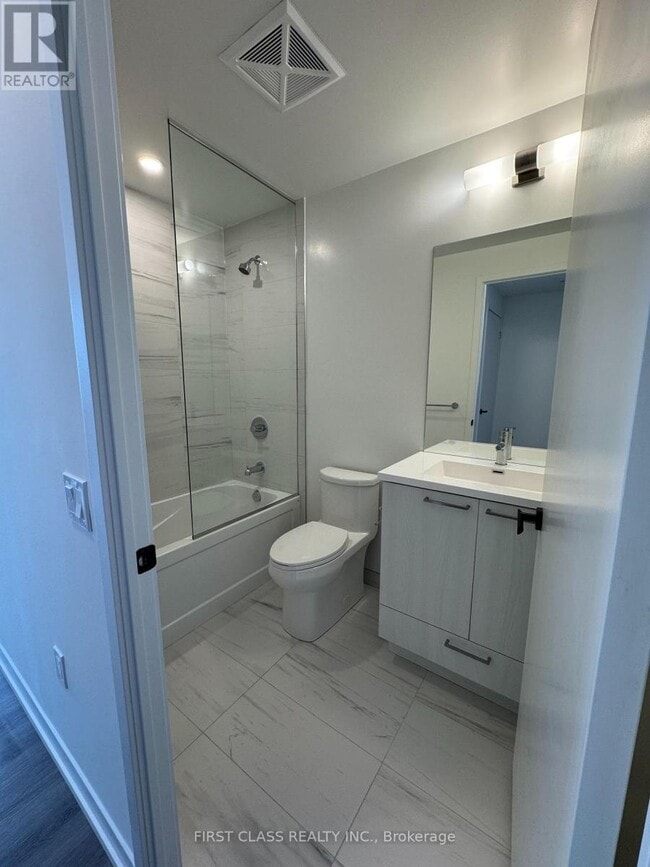 225 Commerce St in Vaughan, ON - Building Photo - Building Photo