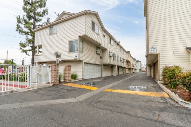 Glen Oaks in Pacoima, CA - Foto de edificio - Building Photo