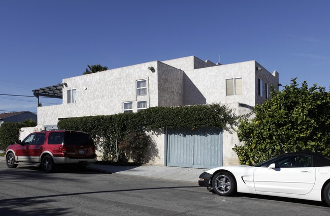 Cross Creek Cottage in Costa Mesa, CA - Foto de edificio - Building Photo