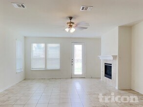 2604 Wheeler Ave in Aubrey, TX - Foto de edificio - Building Photo