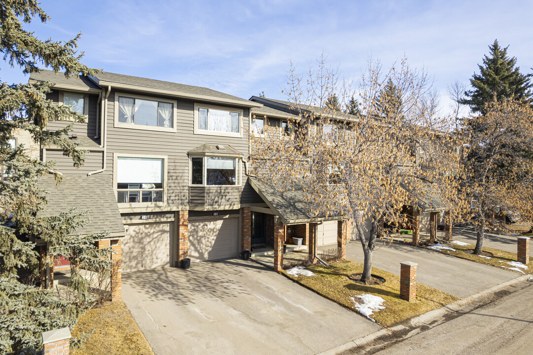 Mid Park Gardens in Calgary, AB - Building Photo