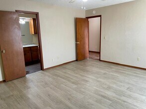 100 Village Oaks Dr in Midwest City, OK - Building Photo - Building Photo