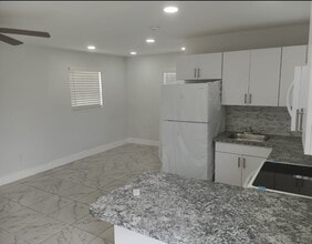1590 NW 123rd St in North Miami, FL - Foto de edificio - Building Photo