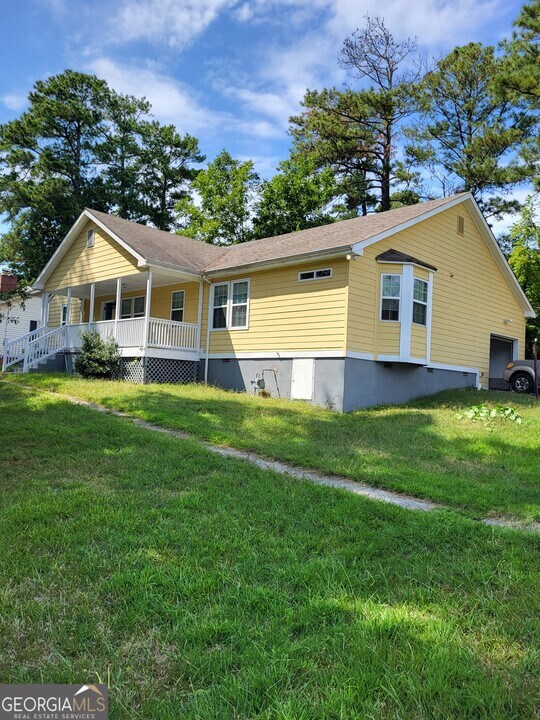 1890 Dresden Dr in Atlanta, GA - Building Photo