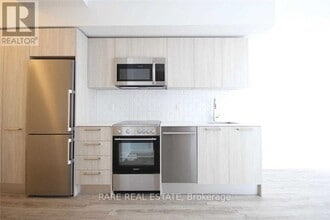 28 Wellesley St E in Toronto, ON - Building Photo - Building Photo