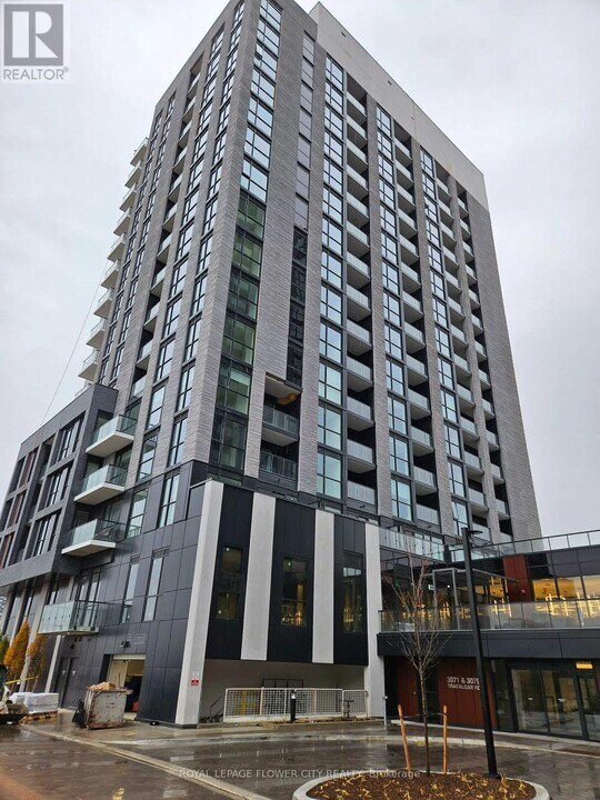 3071 Trafalgar Rd in Oakville, ON - Building Photo