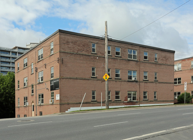 747 King St W in Hamilton, ON - Building Photo - Primary Photo