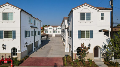 Erie Luxury Townhomes in Pomona, CA - Foto de edificio - Building Photo