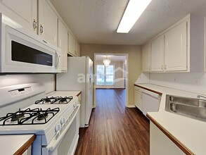 682 Simon Park Cir in Lawrenceville, GA - Foto de edificio - Building Photo