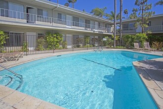 Monte Sereno Apartments in Costa Mesa, CA - Foto de edificio - Building Photo