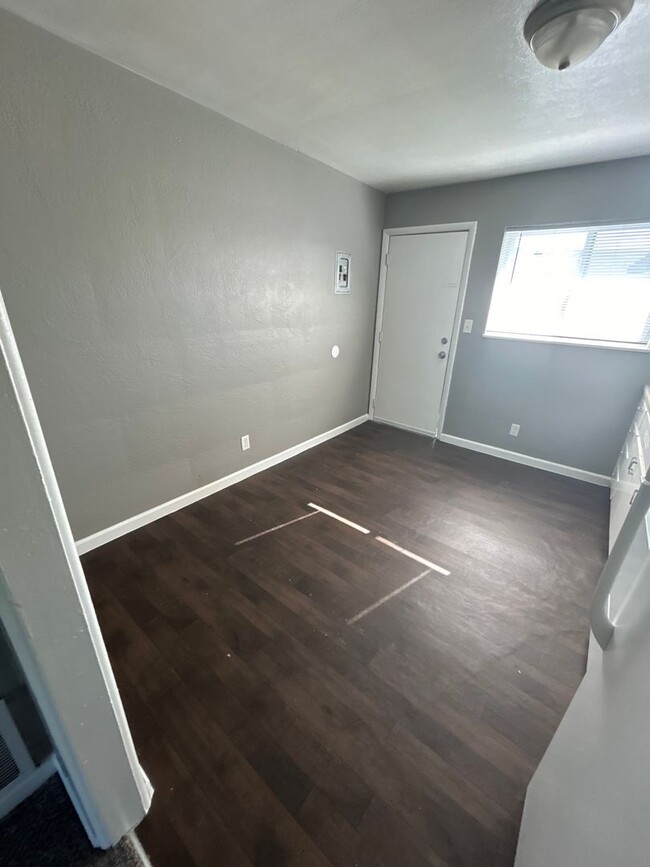 1058 Forest Ct in Kansas City, KS - Building Photo - Building Photo