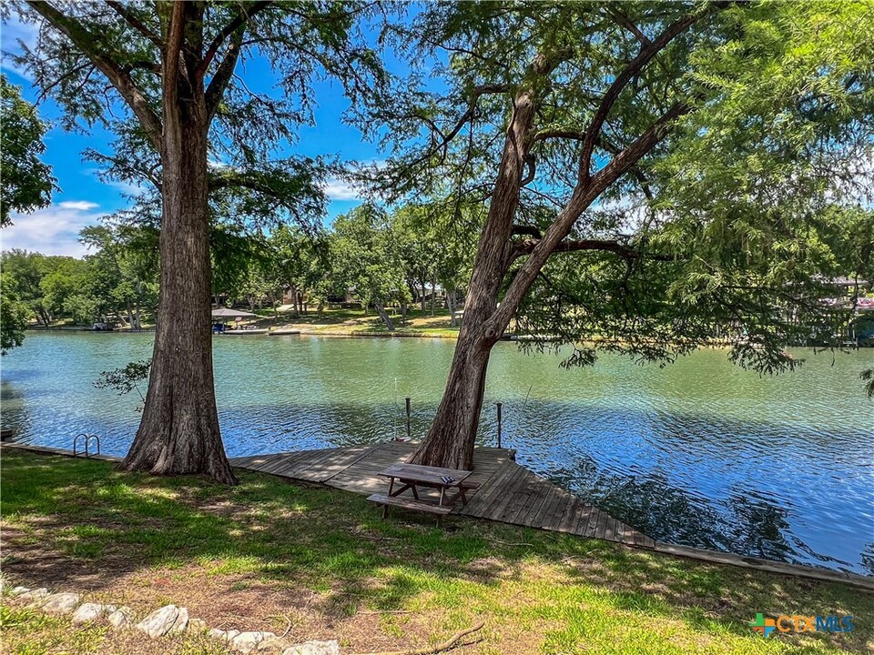 2075 Kuehler Ave in New Braunfels, TX - Foto de edificio