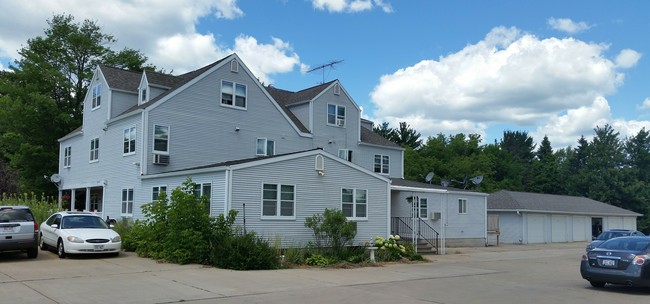 N3117 Silver Lake Dr in Waupaca, WI - Foto de edificio - Building Photo