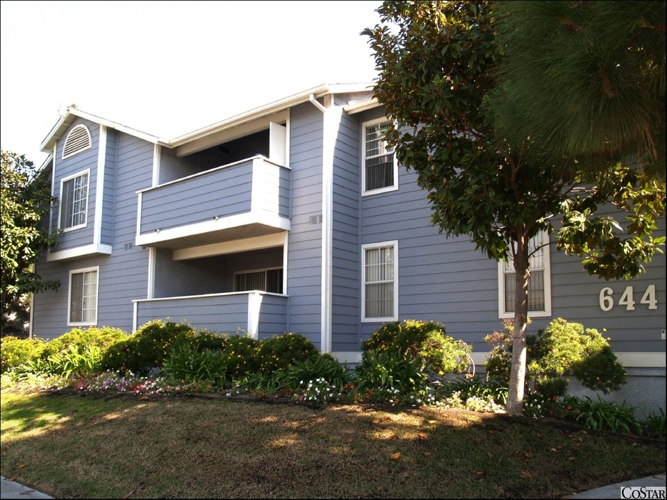 Webster Pines Apartments in Anaheim, CA - Building Photo