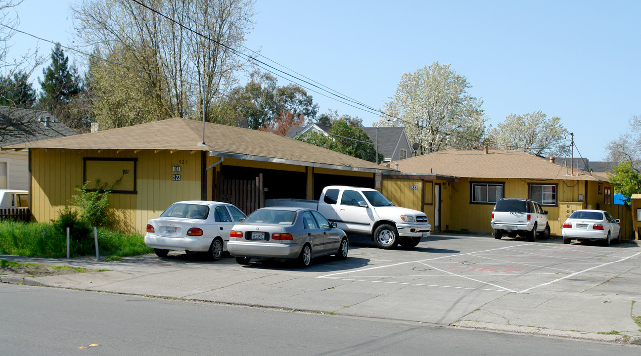 523 Olive St in Santa Rosa, CA - Foto de edificio