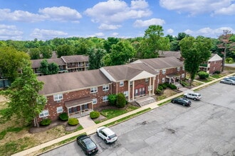 Brookwood Gardens in East Windsor, NJ - Foto de edificio - Building Photo