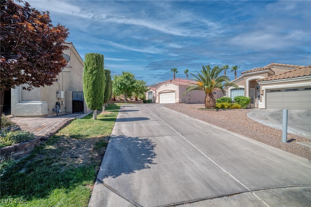 2042 Hobbyhorse Ave in Henderson, NV - Building Photo