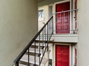4008 Farm Hill Blvd in Redwood City, CA - Building Photo - Building Photo