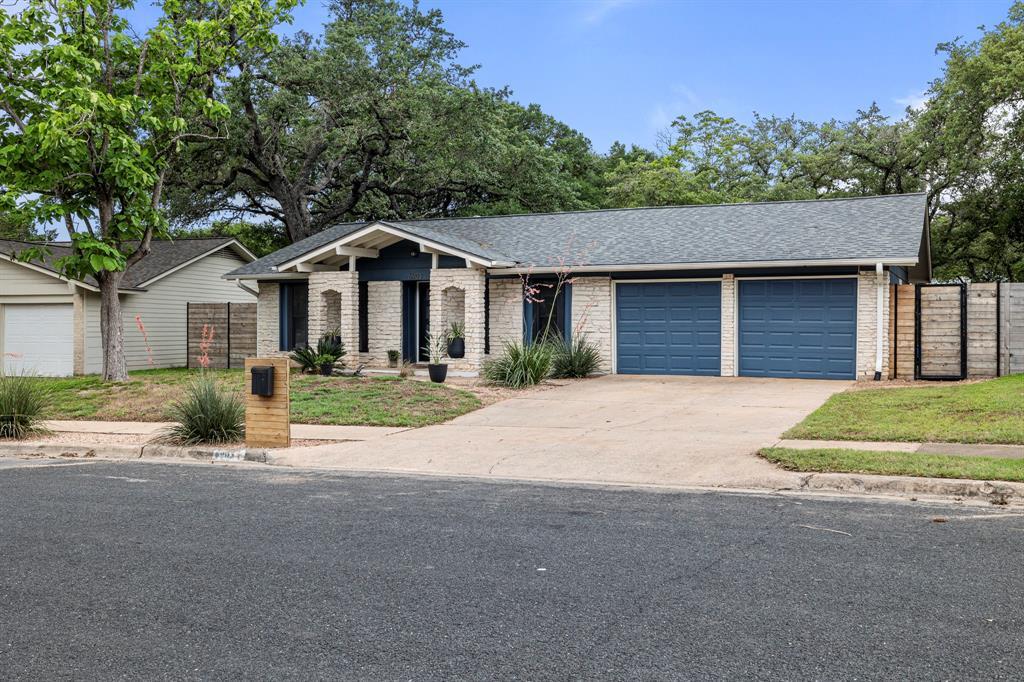 6903 Whispering Oaks Dr in Austin, TX - Building Photo