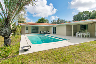 5561 SW 2nd Court in Plantation, FL - Foto de edificio - Building Photo