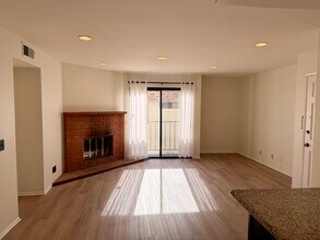 10740 Lawler St, Unit 10 in Los Angeles, CA - Foto de edificio - Building Photo