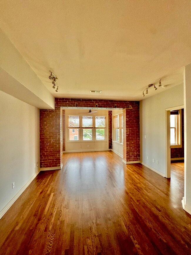 200 E 43rd St, Unit Berkeley condo in Kansas City, MO - Building Photo - Building Photo
