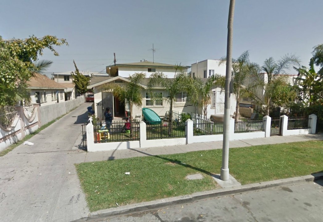 2810 S Cloverdale Ave in Los Angeles, CA - Foto de edificio