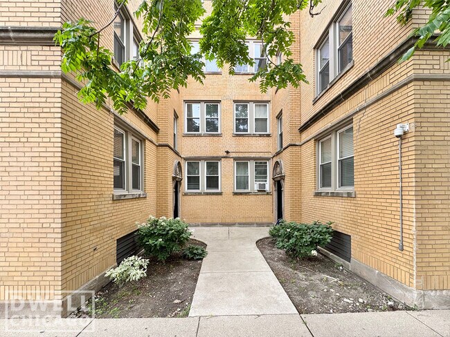3531 W Fullerton Ave in Chicago, IL - Building Photo - Building Photo