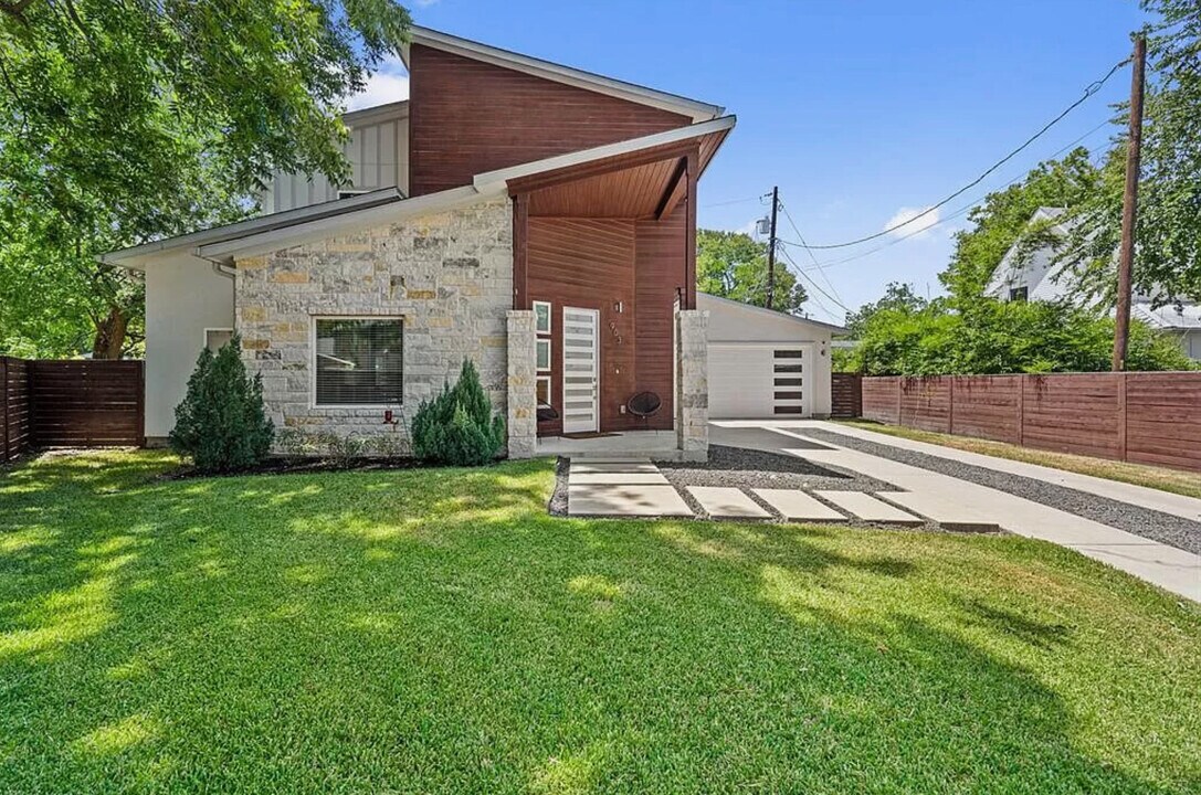 903 Garden Villa Ct in Austin, TX - Foto de edificio