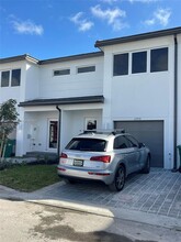 3770 SW 50th Ave in Pembroke Park, FL - Building Photo - Building Photo