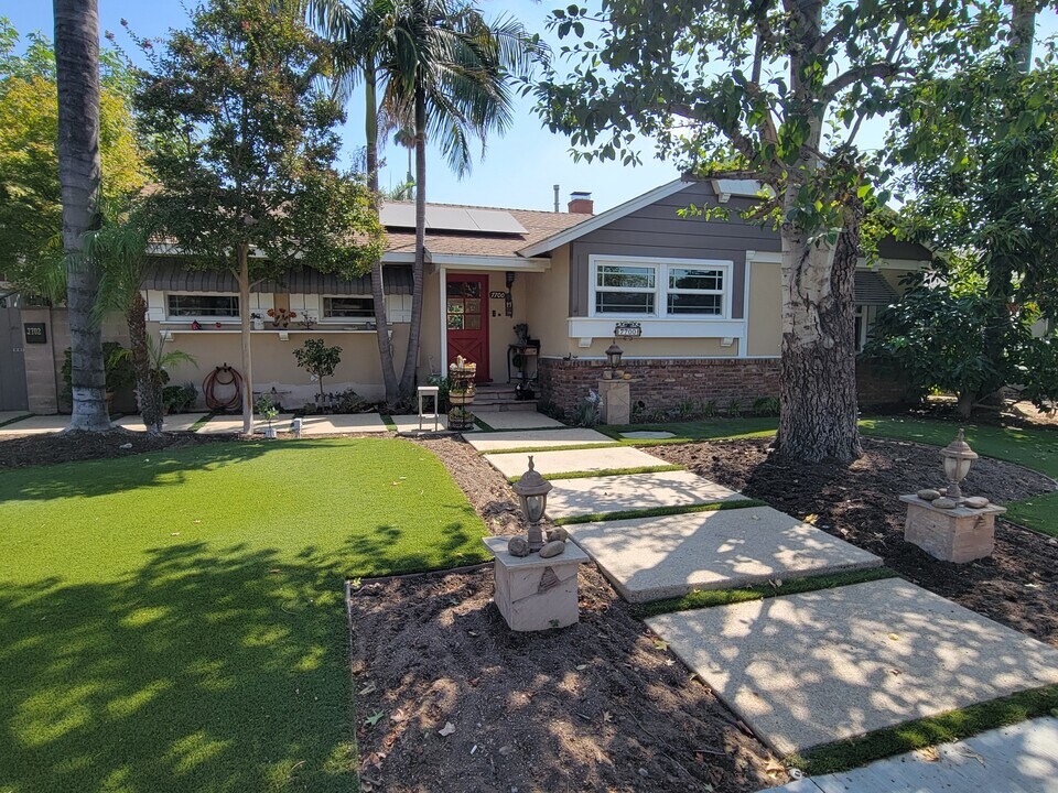 7700 Mason Ave in Winnetka, CA - Foto de edificio