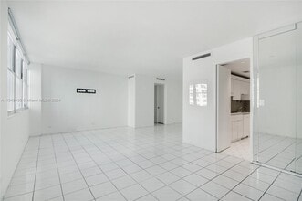 5055 Collins Ave, Unit 6A in Miami Beach, FL - Building Photo - Building Photo