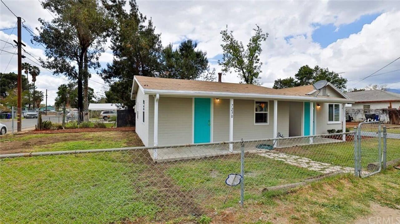 7228 San Francisco St in Highland, CA - Building Photo