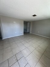 7401 King Arthur Dr in Port Richey, FL - Building Photo - Building Photo
