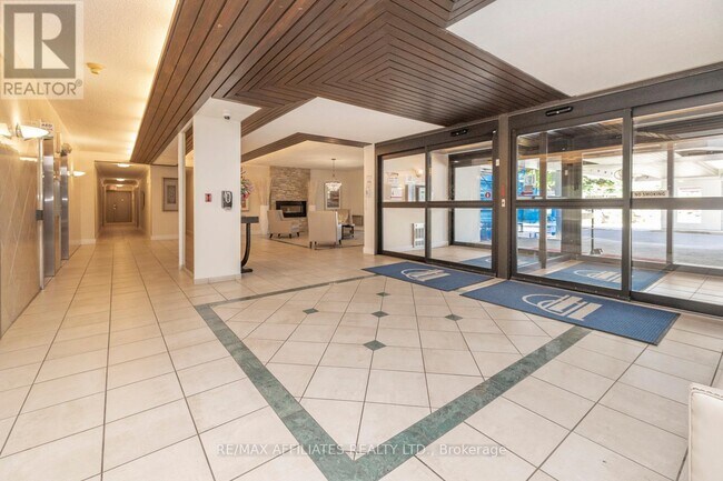 1025 Richmond Rd in Ottawa, ON - Building Photo - Building Photo