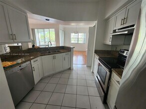 3135 NE 184th St, Unit #2204 in North Miami Beach, FL - Foto de edificio - Building Photo