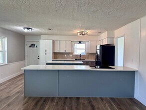 108 Lakeshore Dr in Wharton, TX - Building Photo - Building Photo