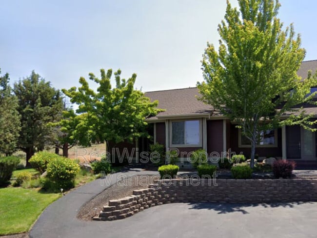 1445 Highland Vw in Redmond, OR - Building Photo - Building Photo