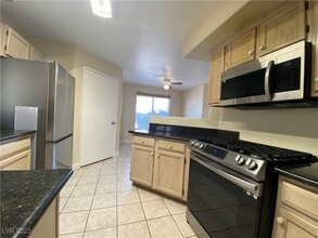 698 S Racetrack Rd in Henderson, NV - Building Photo - Building Photo