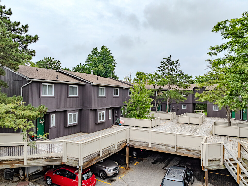 Treetops in Mississauga, ON - Building Photo