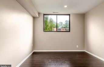 10723 West Dr, Unit 202 in Fairfax, VA - Foto de edificio - Building Photo