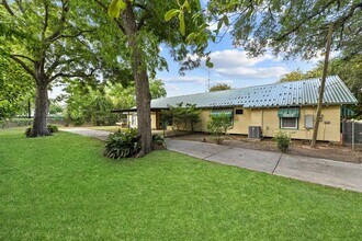 400 N Elm St in Tomball, TX - Building Photo - Building Photo