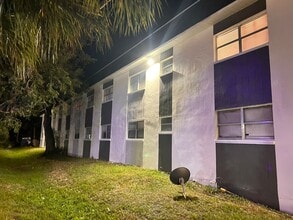 Great location and amazing prices in Tampa, FL - Foto de edificio - Building Photo