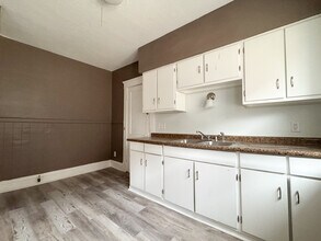 11913 Cromwell Ave, Unit Upstairs in Cleveland, OH - Foto de edificio - Building Photo
