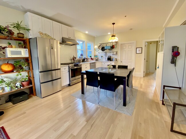 16 Surrey St, Unit 2